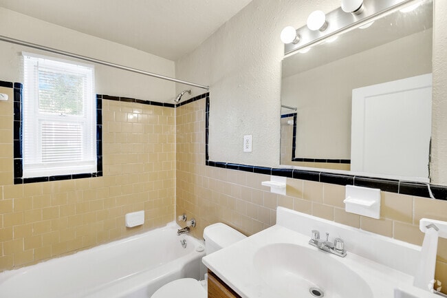 2BR, 1BA - 800SF - Bathroom - Admiral Pointe