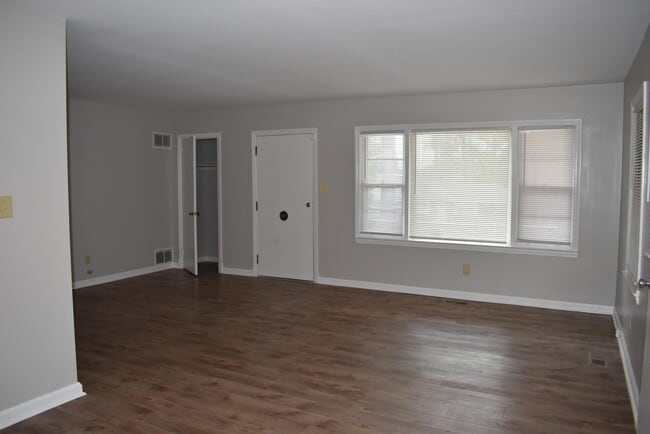 Photo - 260 W Vineland Rd