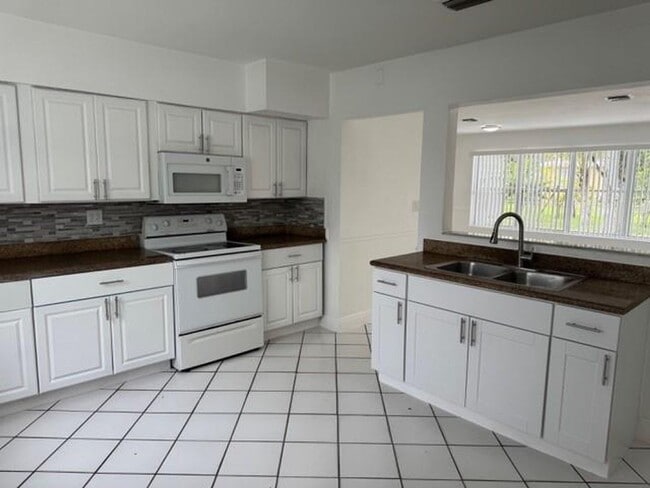 Building Photo - 6884 NW 14th St Rental