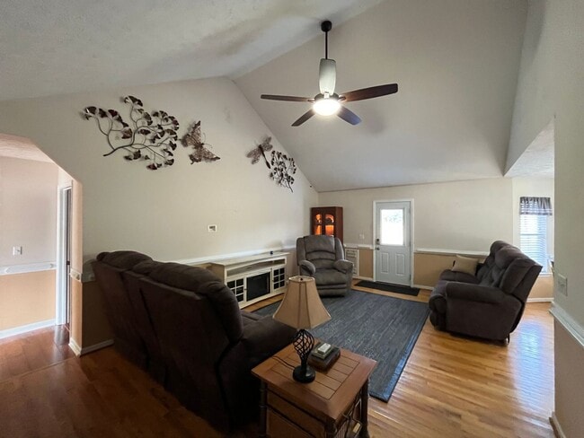 Photo - 3 Bedroom, 2 Bathroom - Home in Calhoun!