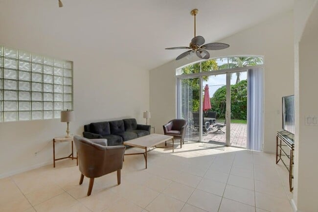1225 E Magnolia Cir