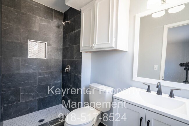 Photo - 4 Bedroom Home Available For Immediate Move In!!