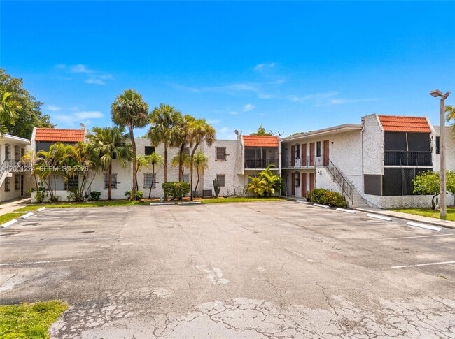 Building Photo - 8701 SW 141st St Unit L6