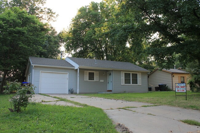 Building Photo - Nice 2 bedroom home with Large backyard! C...