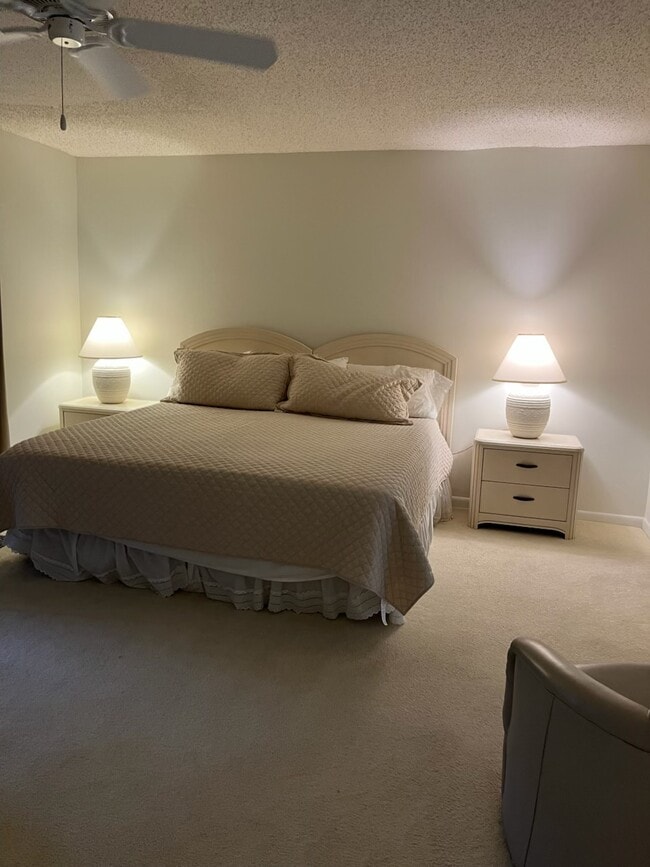 Building Photo - 372 Palm Dr Unit 4