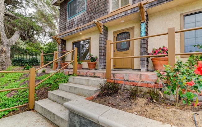 Building Photo - 1058 3rd St Unit 1060