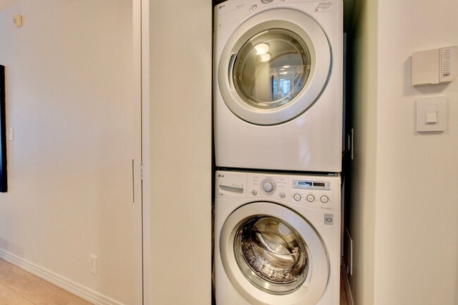 Photo - 1099 Marinaside Crescent Unit SI ID1542492P