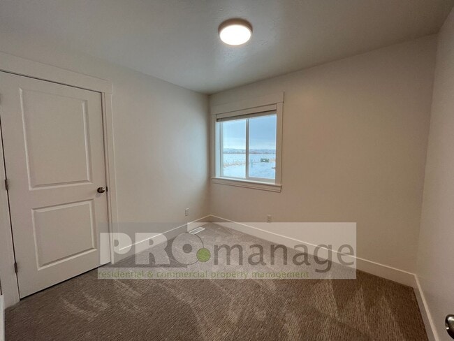 Photo - 3 Bed, 2 Bath Town Home w/ 2 Car Garage