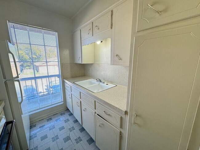 Photo - 224 Hold St Unidad Apt 10