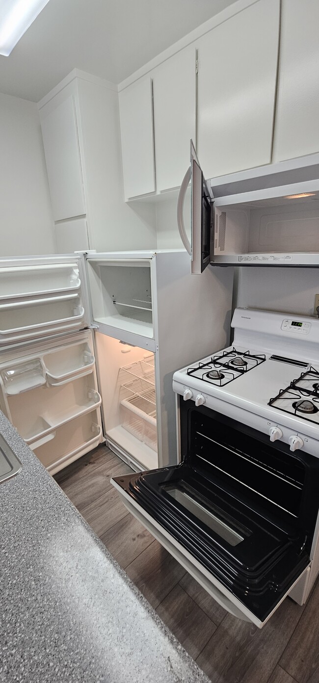 Photo - Burbank Oaks Apartments