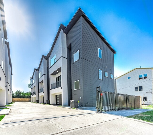 Photo - 3209 St Emanuel St