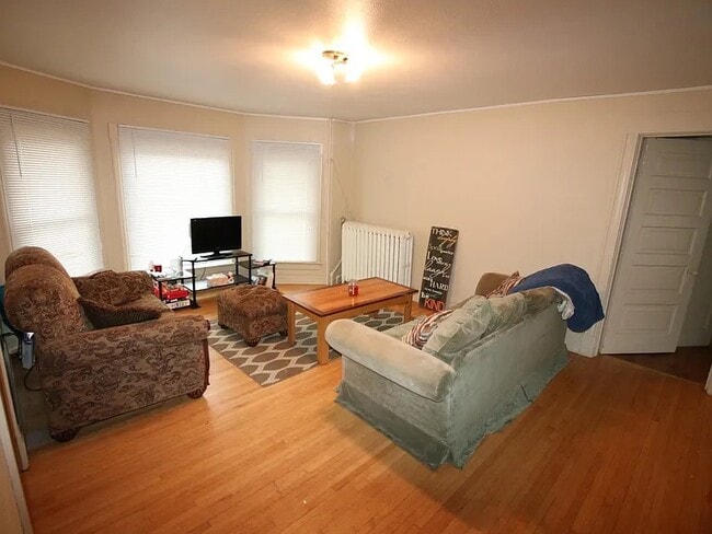 Building Photo - 177 E 9th St Unit Upstairs