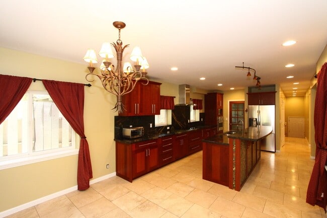 Photo - Large 4 bedroom, 3 bath, 4+ parking, gated single family house in Kalihi