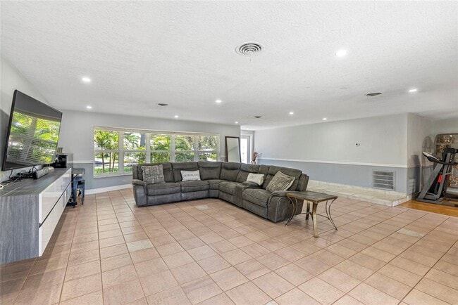 Photo - 2181 NE 62nd St