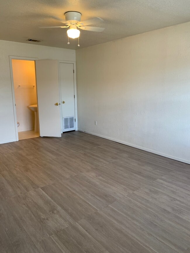 Photo - 1110 Leslie Cir Unidad B