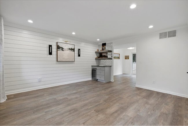 Photo - 100 Biscayne Dr NW