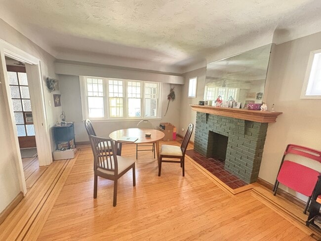Photo - Charming 3 Bedroom Detached Home In Westdale