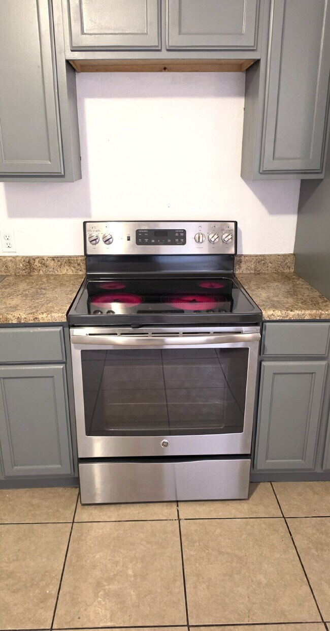 Photo - MOVE-IN READY 3 BEDROOM WITH $250 BONUS – ALL TILE & CENTRAL AIR Unidad 4