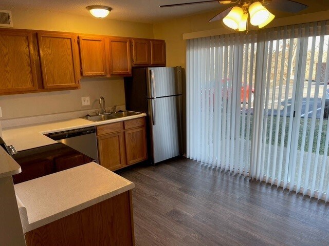 2BR, 2BA - 875SF - Kitchen