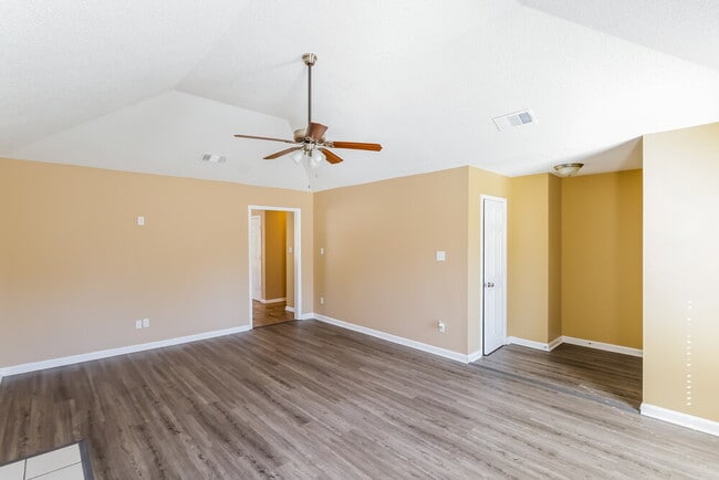 Photo - 104 Stonehaven Dr