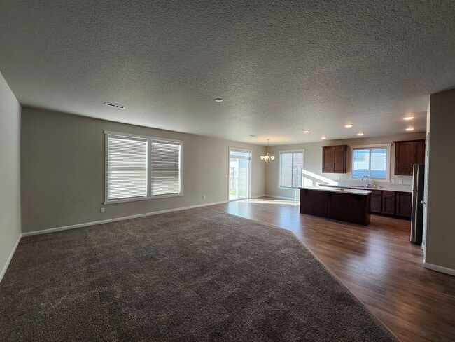 Photo - West Richland Contemporary Style Living!