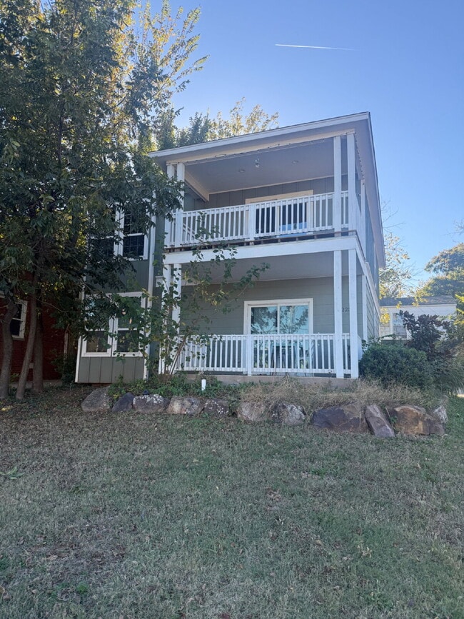Building Photo - Townhome in Gatewood Unit Apt. C