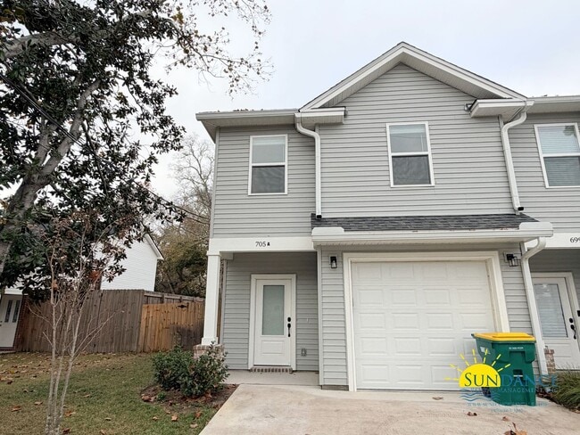 Building Photo - Brand-New 3 Bedroom Townhome in Fort Walton Beach!