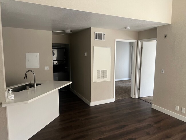 2 Bedroom 1 Bath In Central Las Vegas - 2 Bedroom 1 Bath In Central Las Vegas Condo Unit 206