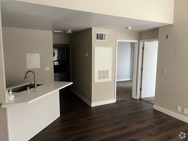 Building Photo - 2 Bedroom 1 Bath In Central Las Vegas Unit 206 Rental