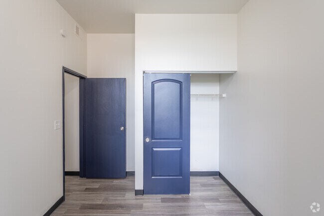3BR, 1BA - 950 SF