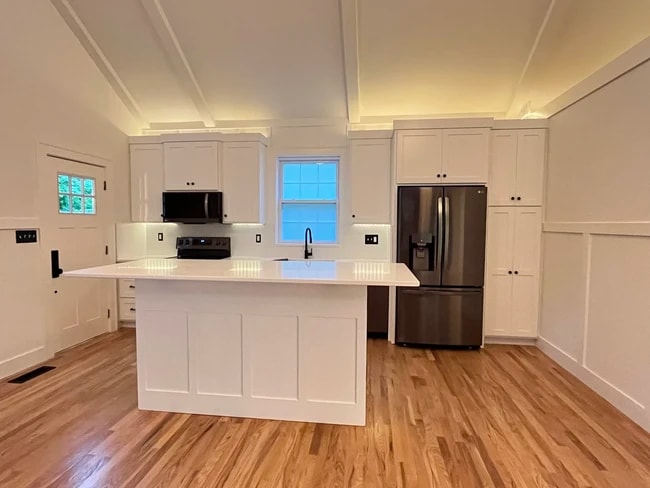 Photo - 1300 E 1st St