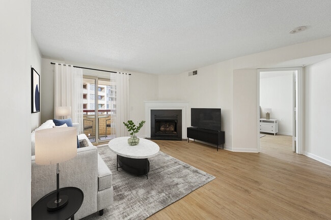 Sala de estar renovada del Paquete II con piso de superficie dura - Avalon Courthouse Place