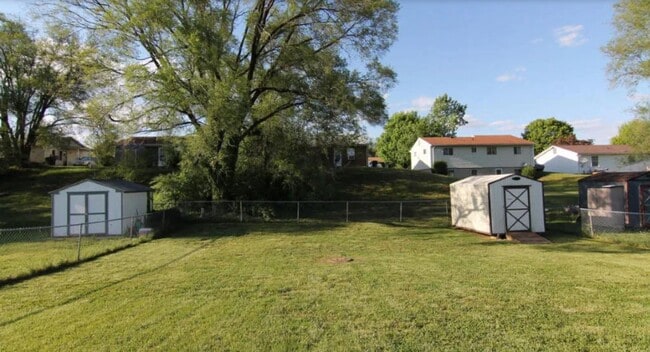 Large fully fenced back yard for relaxing - 303 Rutherford Ave NW