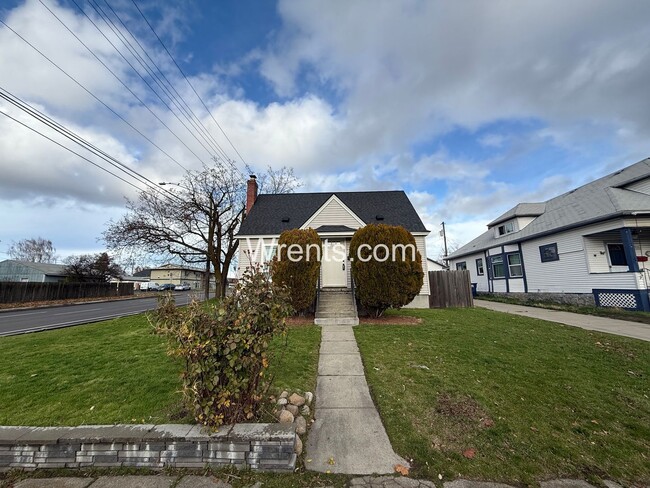 Building Photo - 5 bed 2.5 bath home