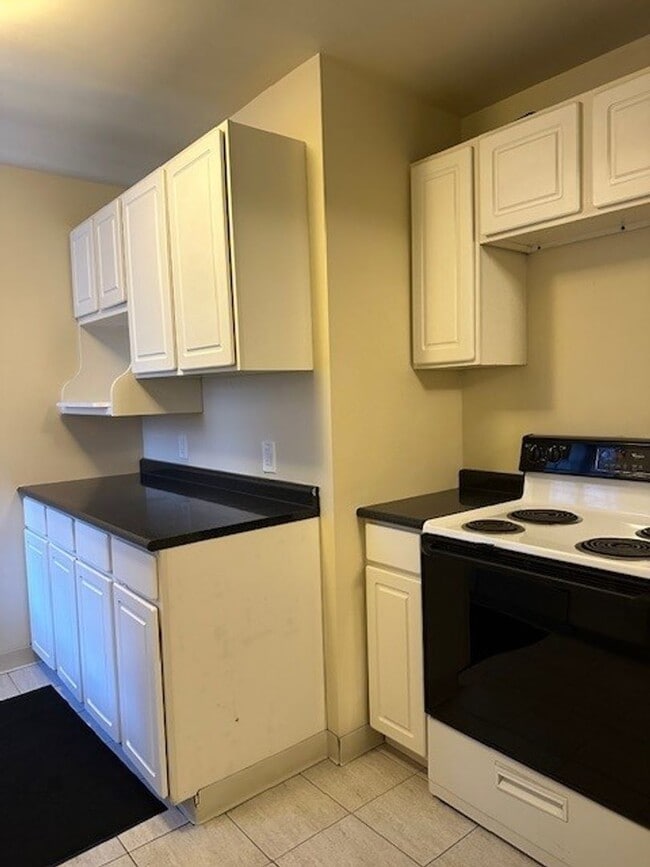 Photo - Spacious 4th Floor Efficiency, 1-Bathroom ... Unidad C2