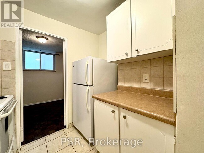 Photo - 570 Eglinton Ave W Unité 4