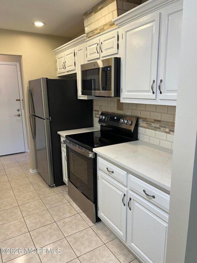 Tile backsplash SS Appliances - 229 Medford Ct Unit (A)