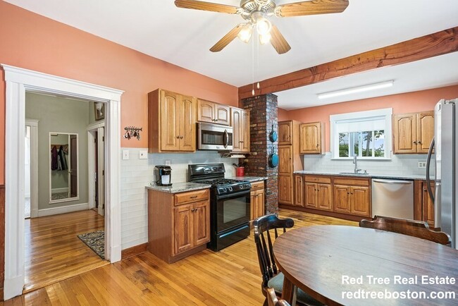 Building Photo - 16 Grampian Way Unit 1