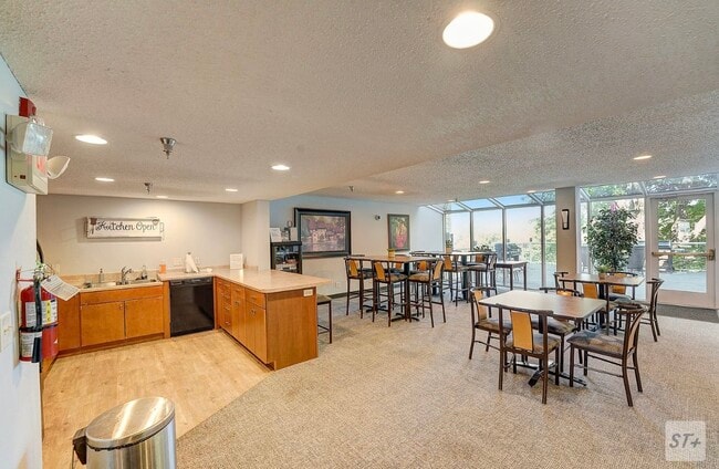 Photo - 1321 Lake Dr W Unit #124