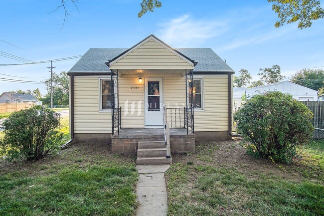 Cute Home with Large Fenced Yard - Cute Home with Large Fenced Yard