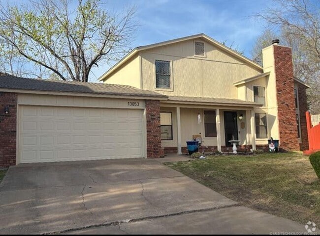 Building Photo - 3 bedrooms with 2 baths and great location Rental