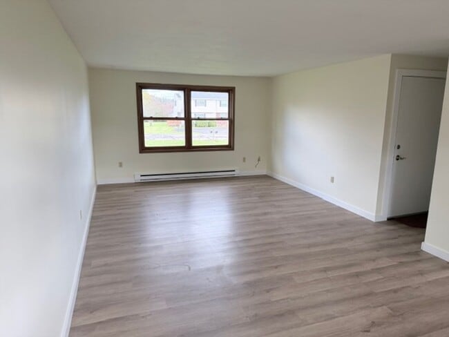 Building Photo - 3 Bedroom, Cortland Unit 3710