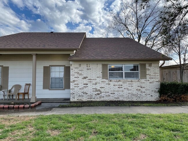Building Photo - 738 E Pecan St