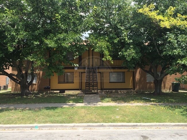 Building Photo - 2108 Hunt Dr Unit 2108 Hunt Dr A