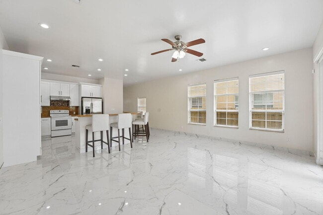Photo - 819 SW 7th Ave