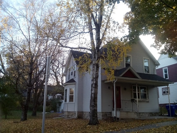 Building Photo - 839 E John St Unit Lower