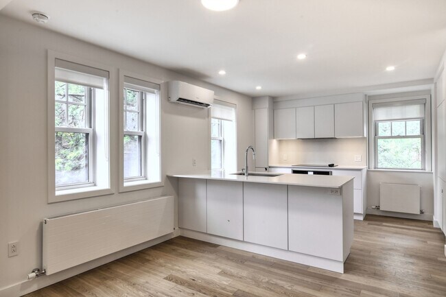 Photo - 1 Av. Rosemount Unit 33