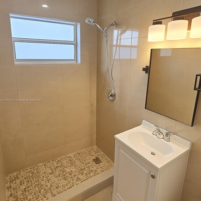 Photo - 724 NW 3rd Ct Unit 2