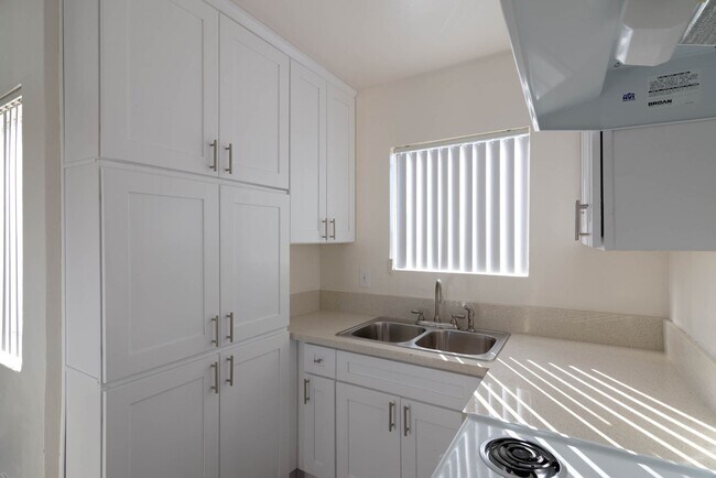 8123 - Sepulveda Apartments