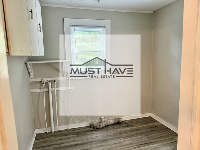 Photo - 515 Ridgeway Pl SW